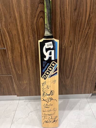 Pakistani and international crickets sign bat