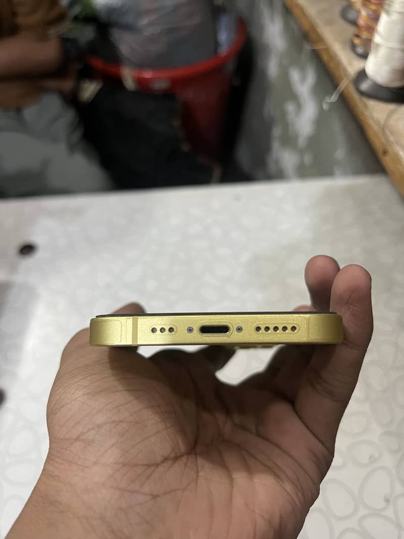 Apple iPhone 14 4