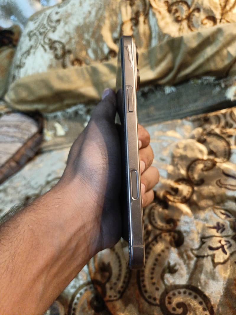 Apple iPhone 16 Pro Max 3