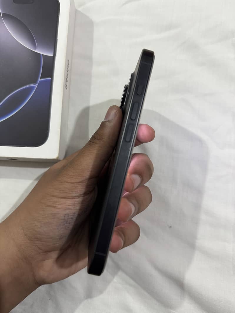 Apple iPhone 16 Pro 3