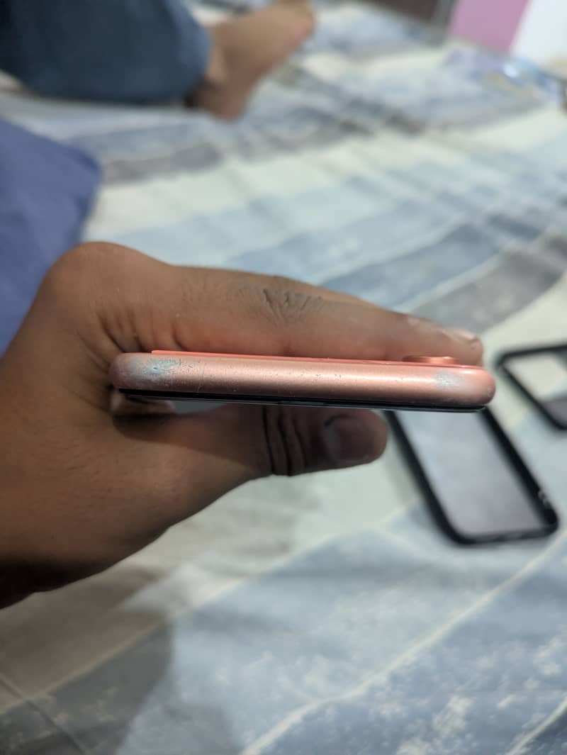 Apple iPhone XR 7