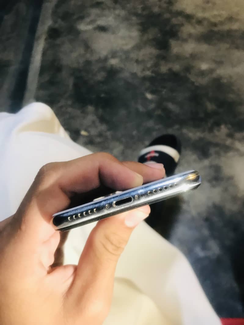iPhone X 4