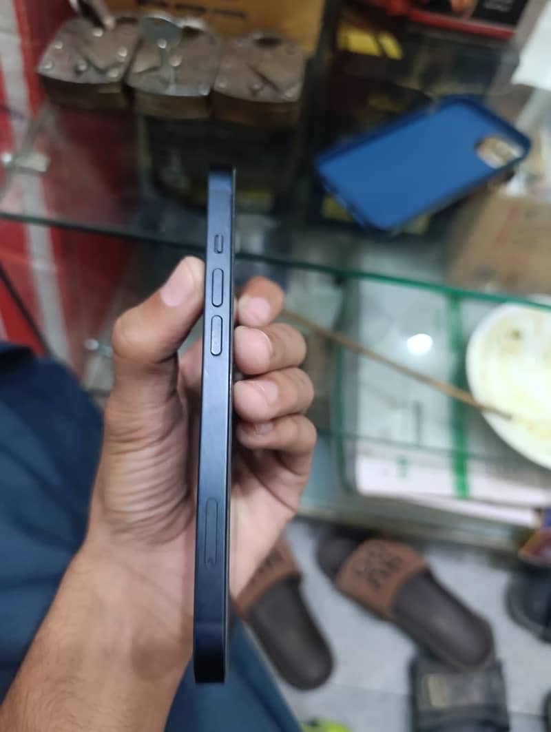 Apple iPhone 13 5