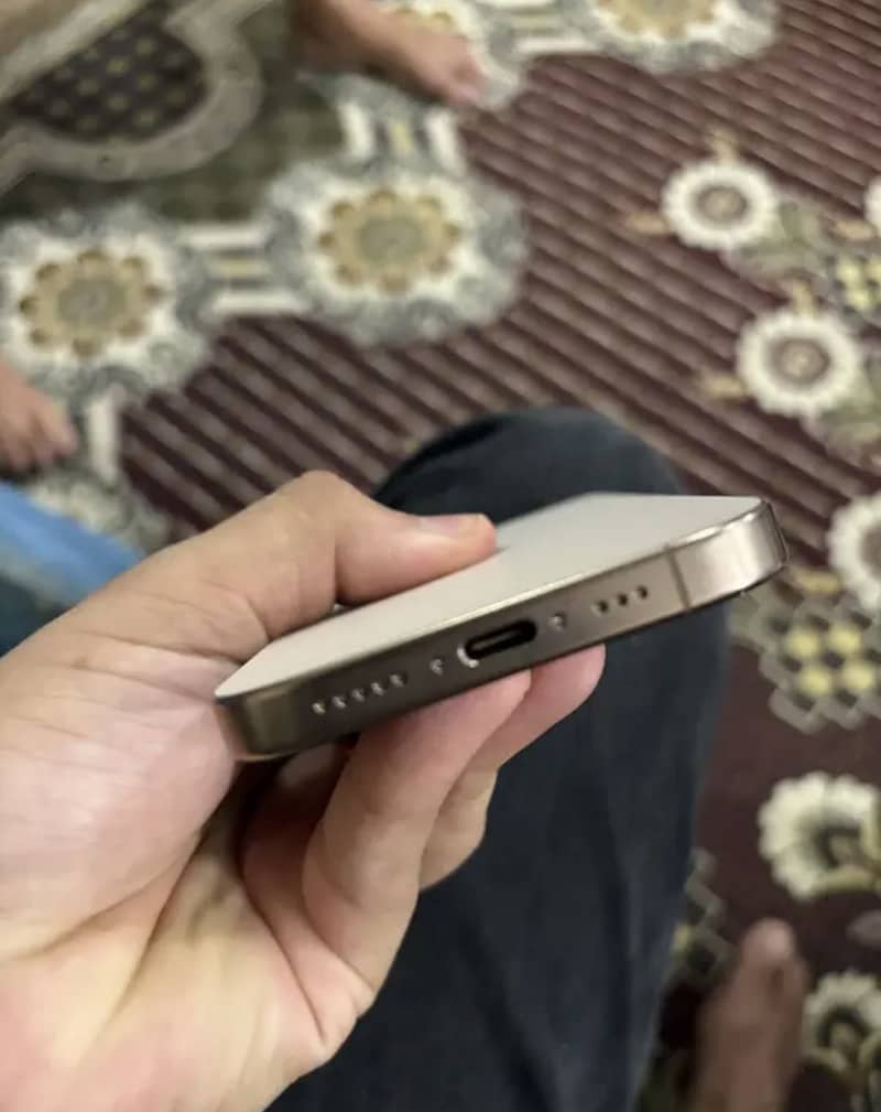 Apple iPhone 16 Pro 2