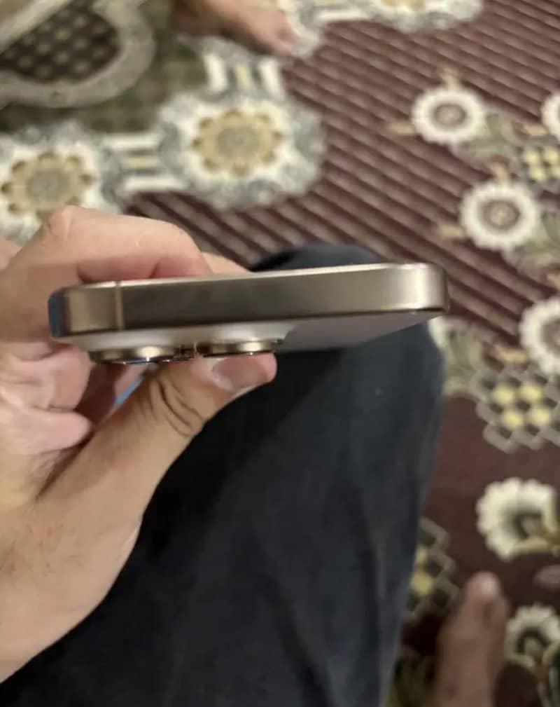 Apple iPhone 16 Pro 3