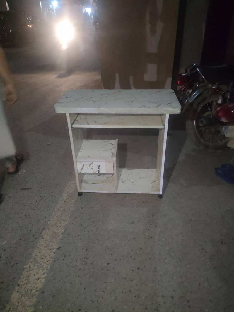 Computer table 0