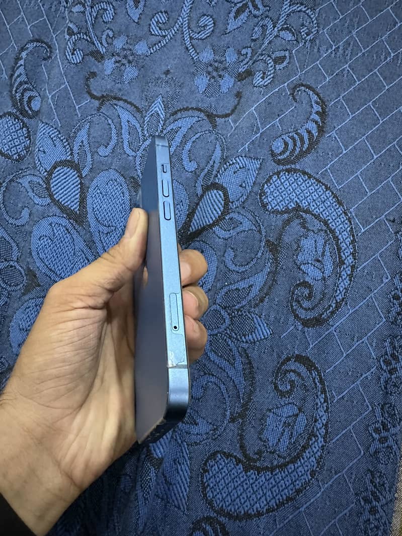 Apple iPhone 13 8