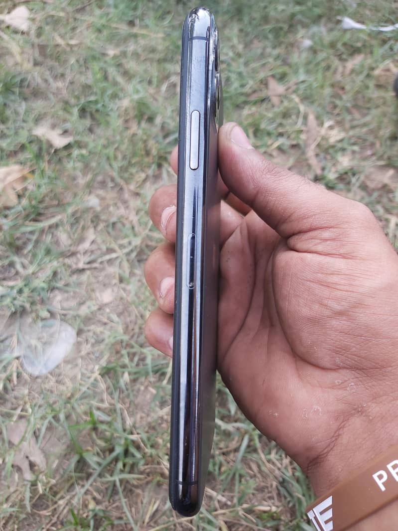 Apple iPhone 11 Pro Max 4