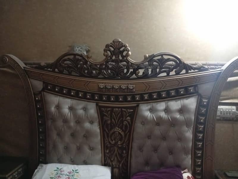 Bed set and showcase 9