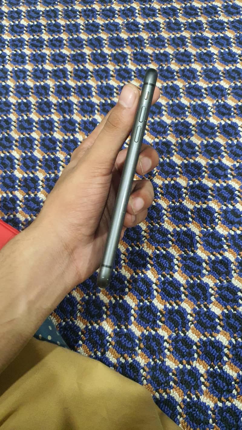 Apple iPhone 11 4