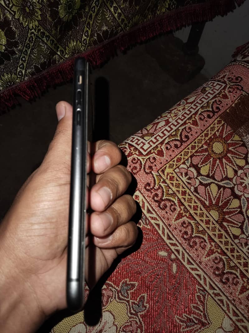 Apple iPhone 11 3