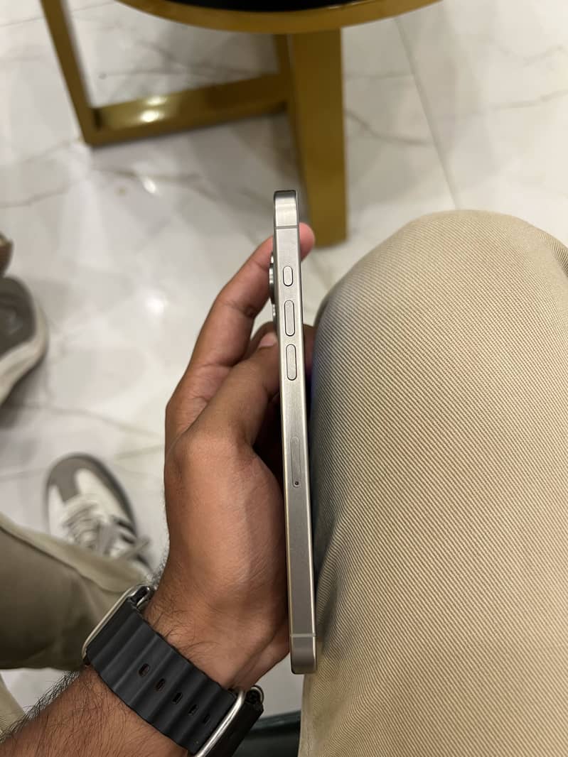 Apple iPhone 15 Pro Max 4