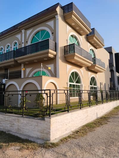 B17 corner 2unit brand new 5bed house