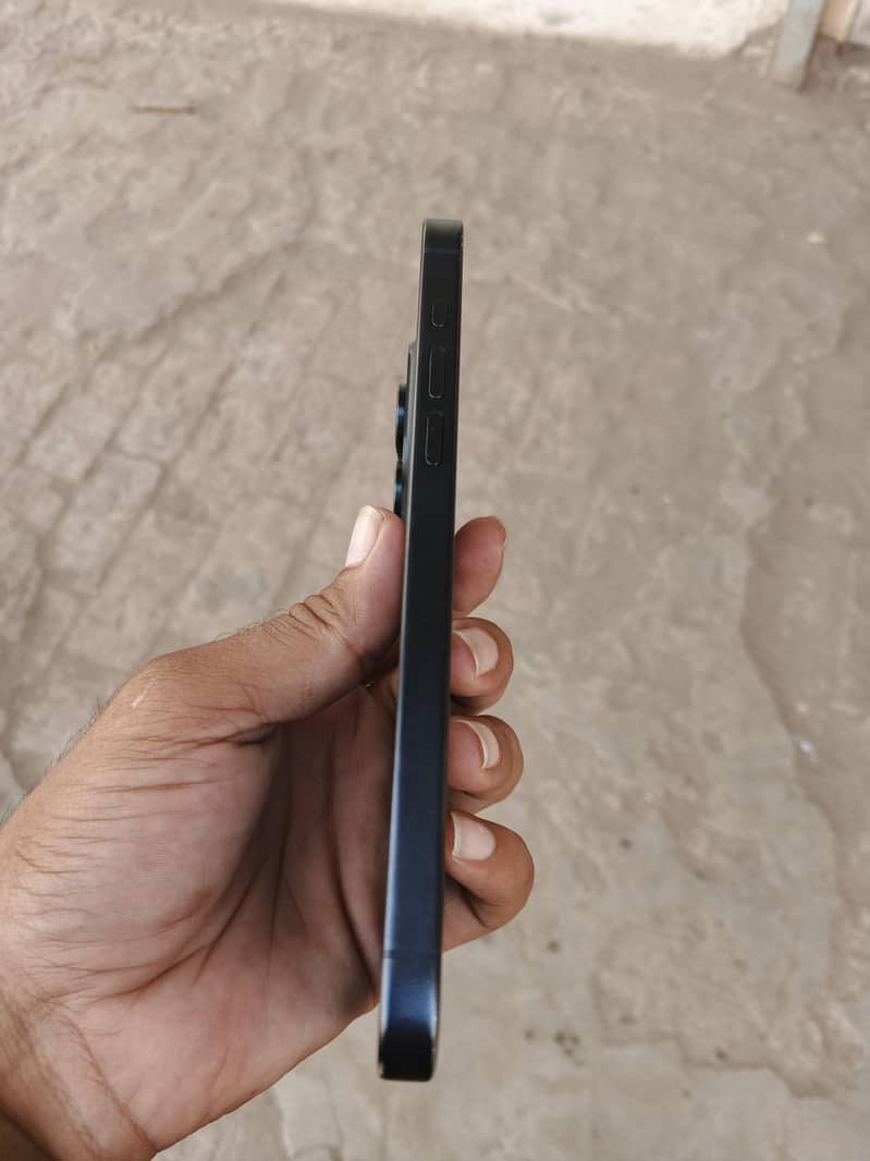 Apple iPhone 15 Pro Max 4
