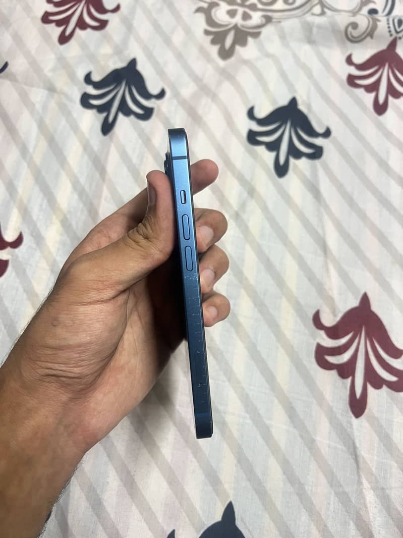 Apple iPhone 13 4