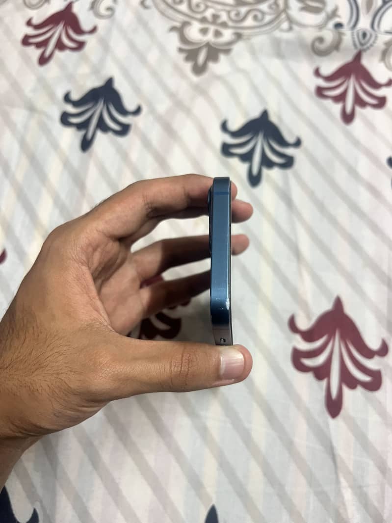 Apple iPhone 13 8