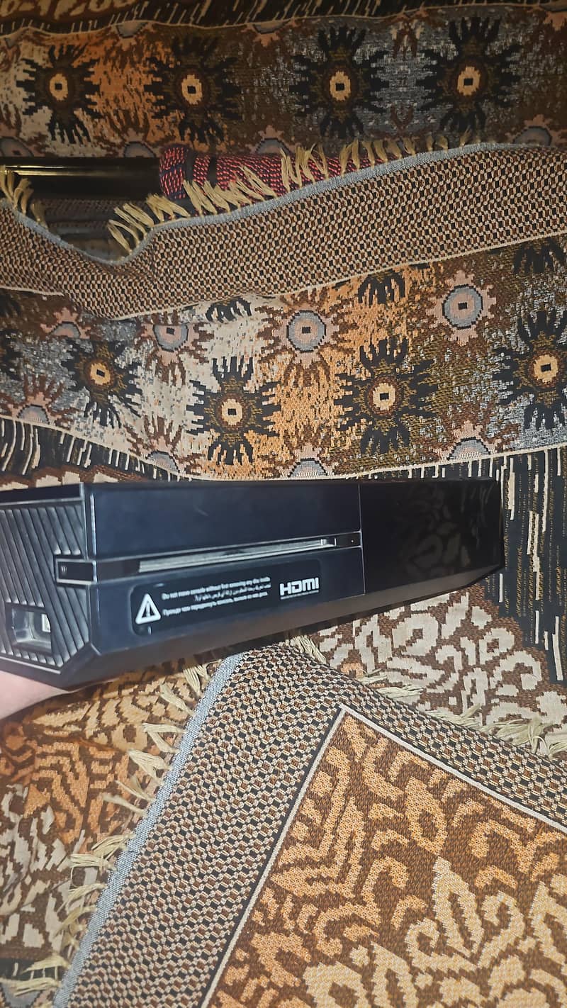 Xbox 1 with extra controller and games 3