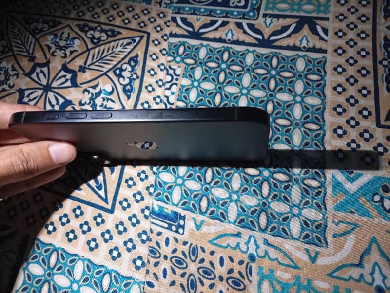 Apple iPhone 16 3