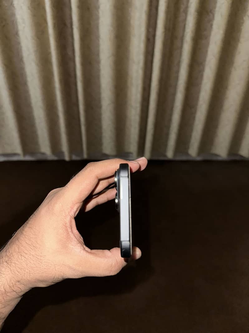Apple iPhone 16 Pro Max 1