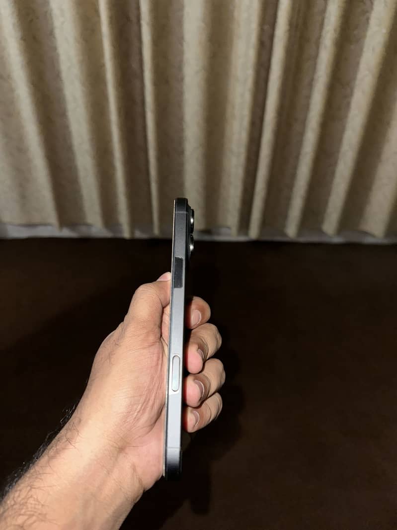 Apple iPhone 16 Pro Max 4