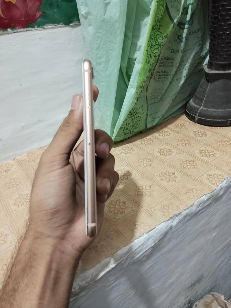 Apple iPhone 8 3