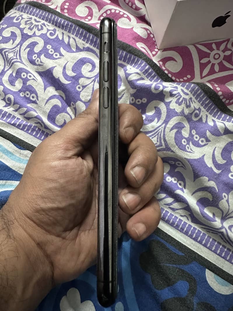 Apple iPhone X 4