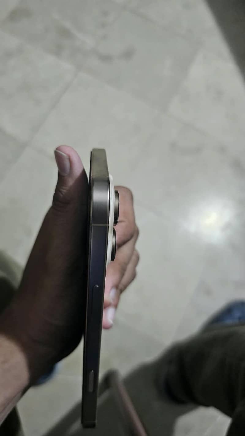 Apple iPhone 16 Pro Max 4