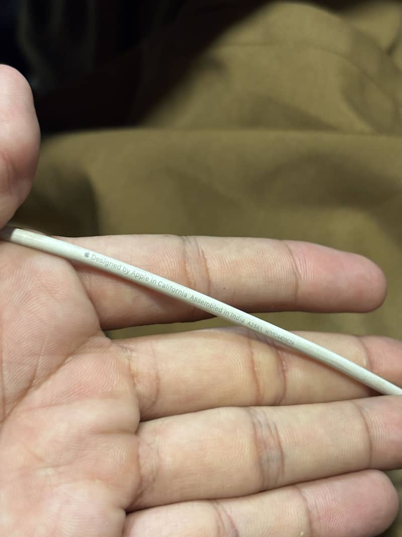 Apple iPhone 13 Cable 1