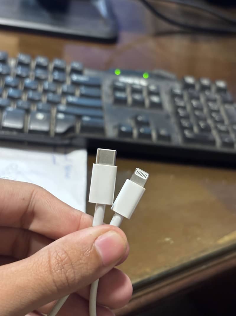 Apple iPhone 13 Cable 2