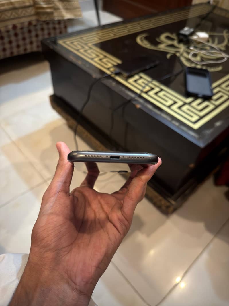 Apple iPhone 11 4