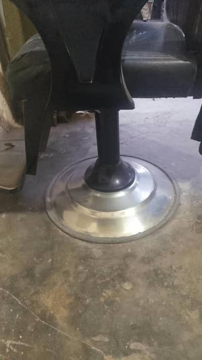 Saloon chair