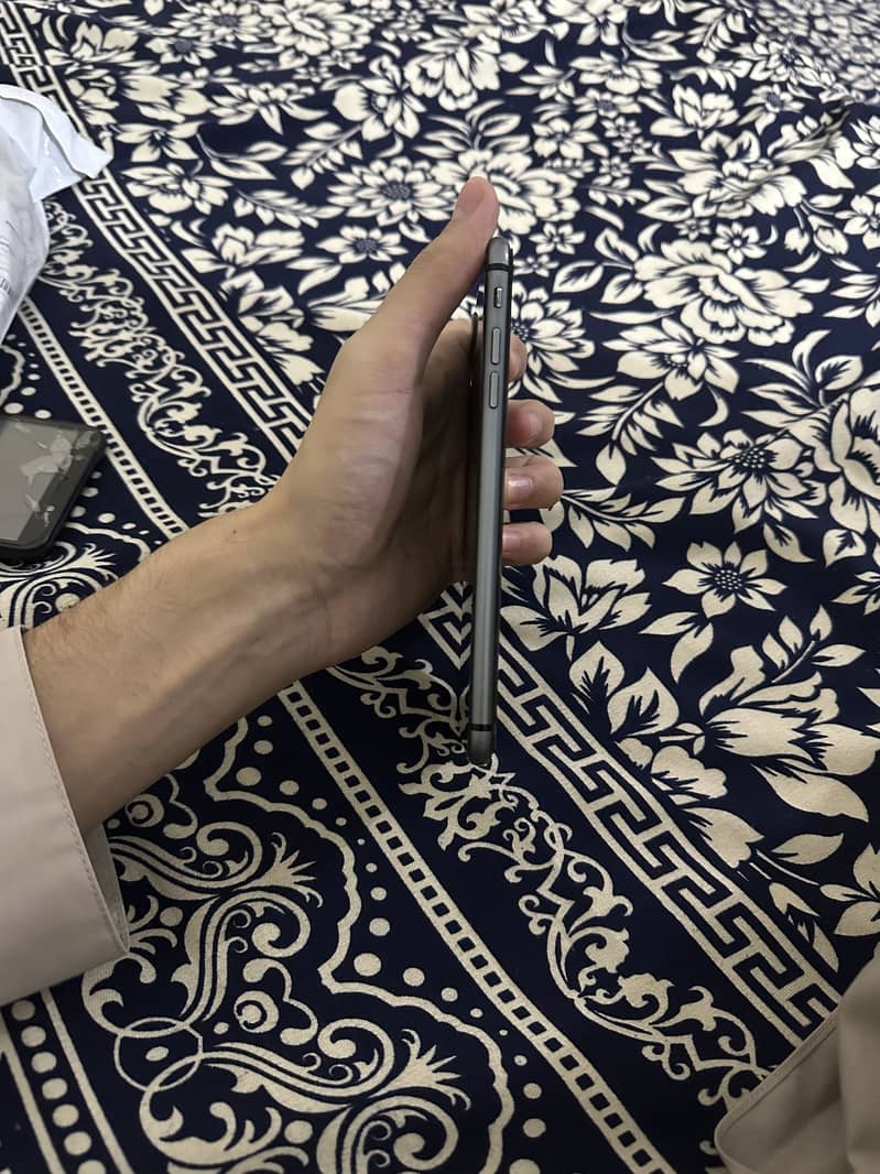 Apple iPhone 8 Plus 4