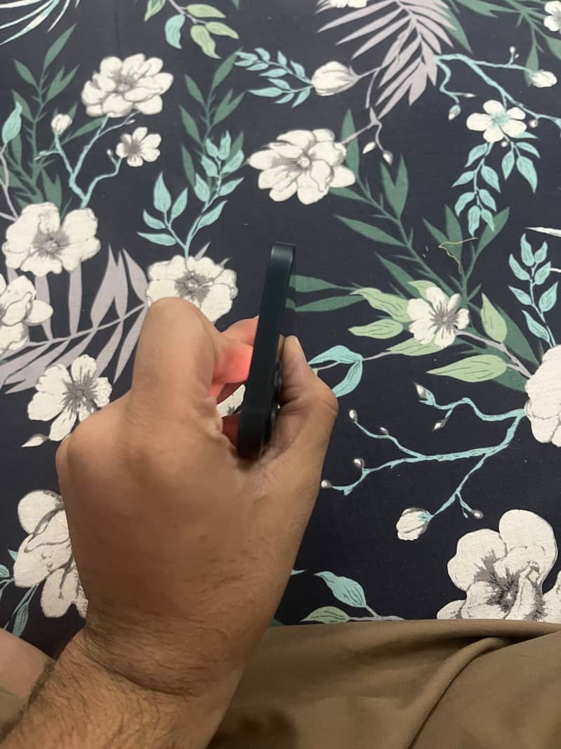 Apple iPhone 13 2