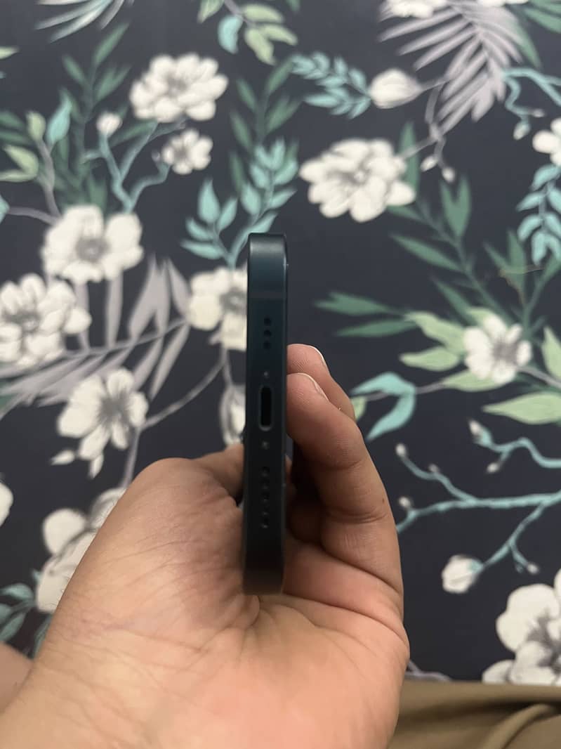 Apple iPhone 13 4