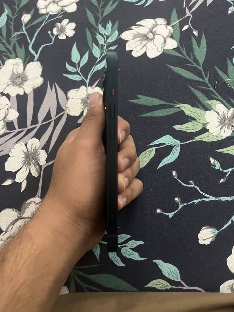 Apple iPhone 13 5