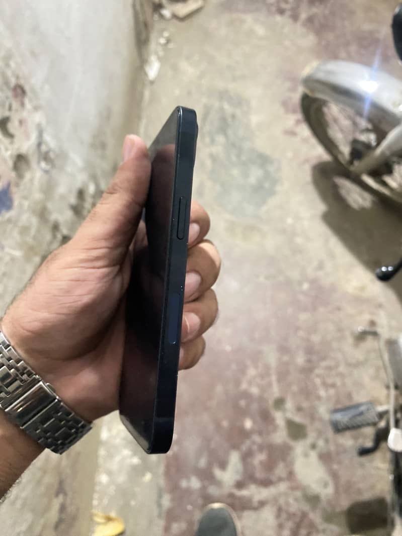 Apple iPhone 13 5