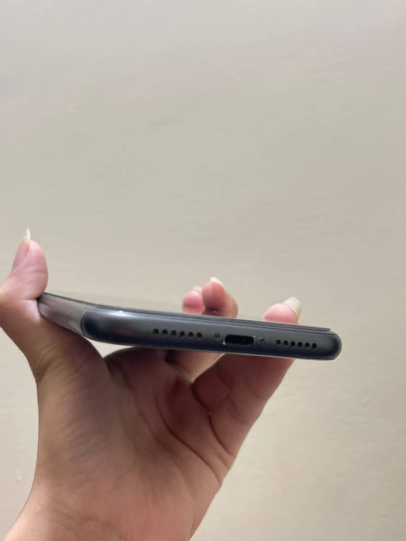 Apple iPhone 11 4