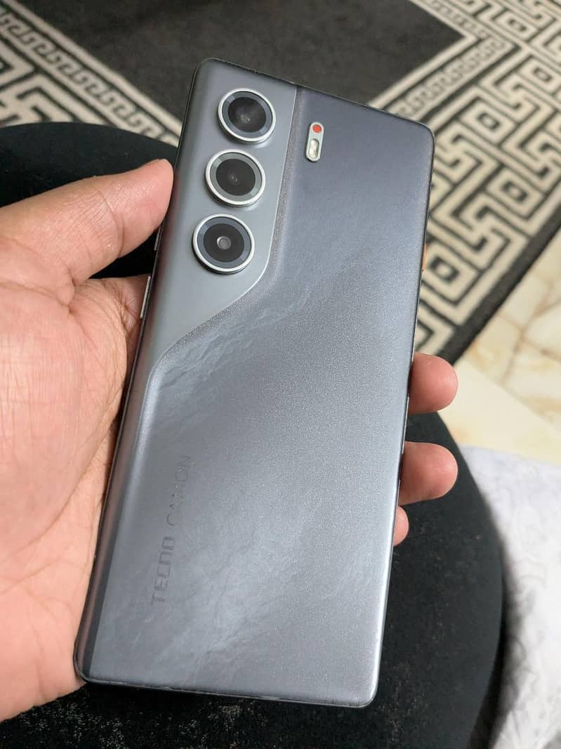 Tecno CAMON 40 Pro 1