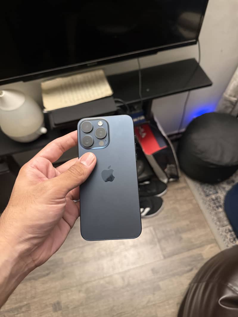 Apple iPhone 15 Pro Max 0