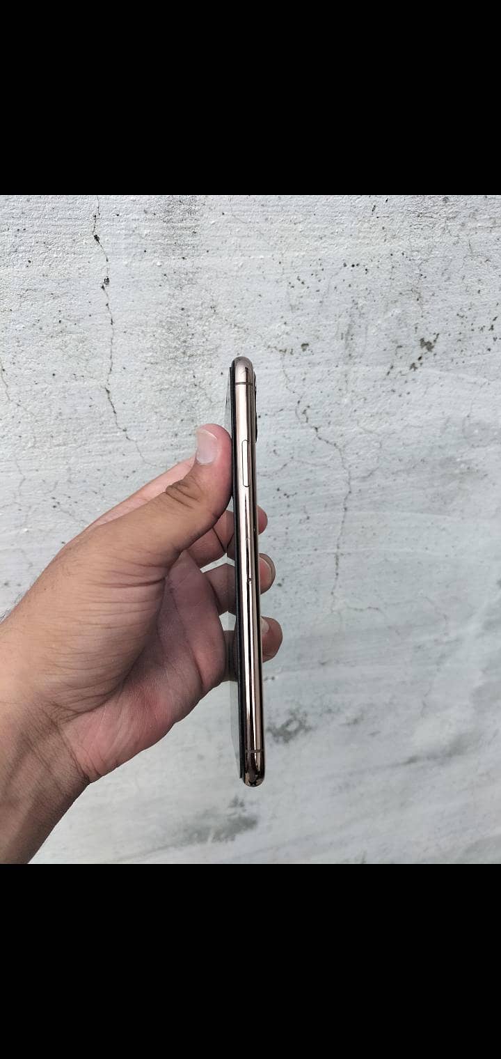 Apple iPhone 11 Pro Max 4