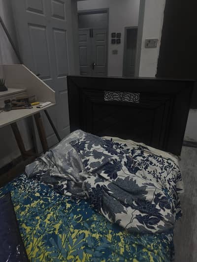 single wooden bed
