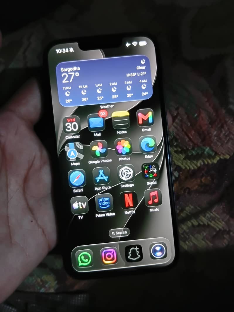 Apple iPhone 16e 3