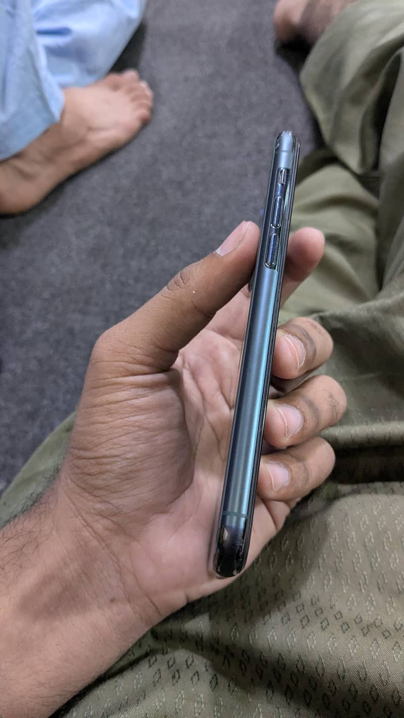 Apple iPhone 11 Pro 4