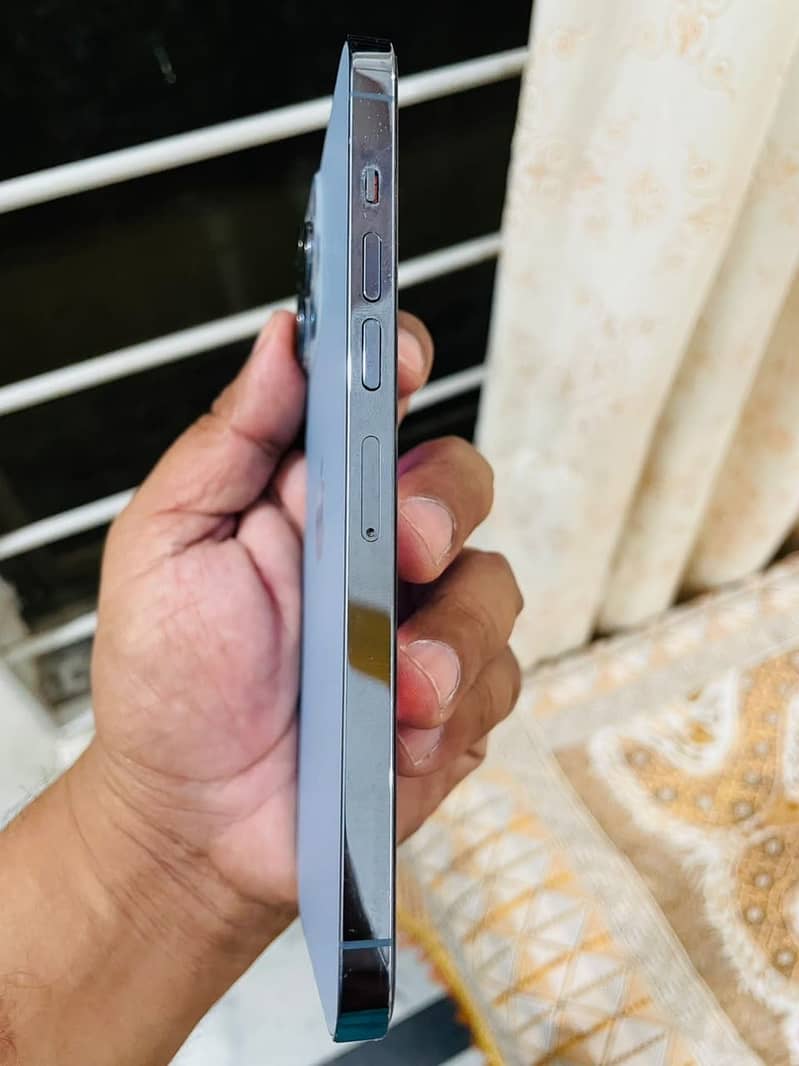 Apple iPhone 13 Pro Max 2