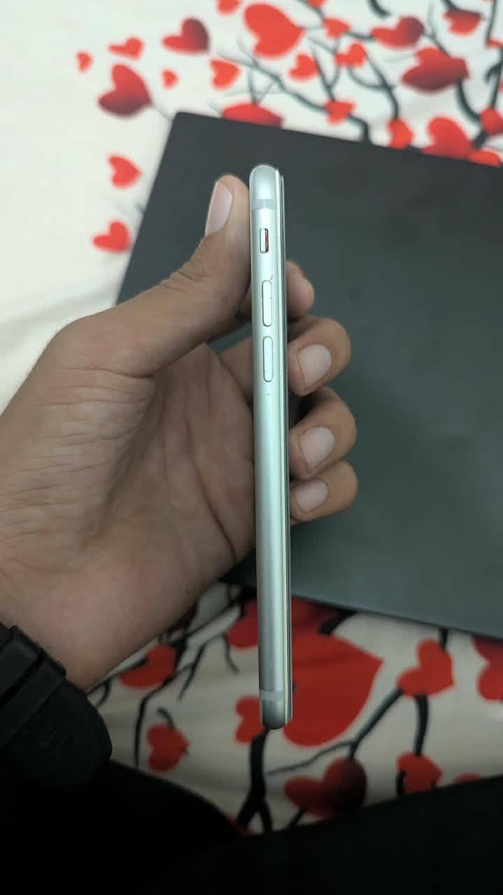 Apple iPhone 7 Simple 10/10 Condition 3