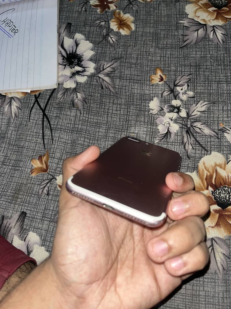 Apple iPhone 7 Plus 6