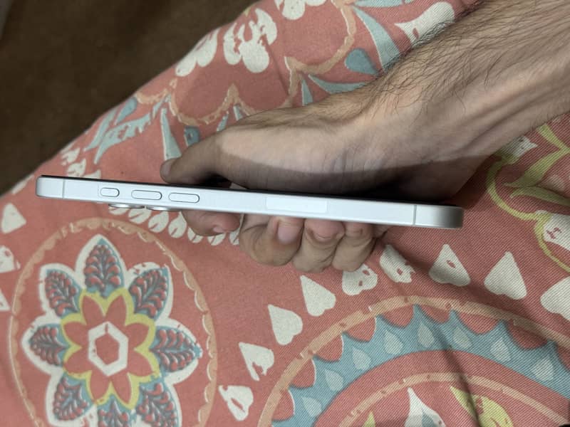 Apple iPhone 16 Plus 4