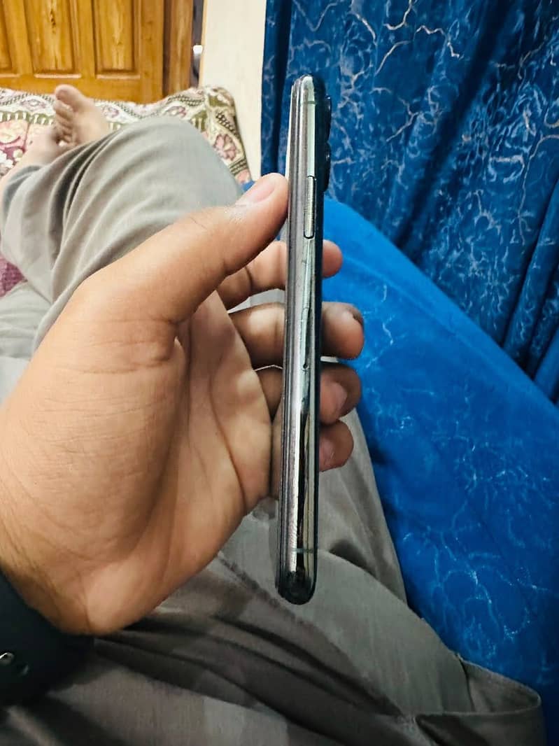 Apple iPhone 11 Pro 4