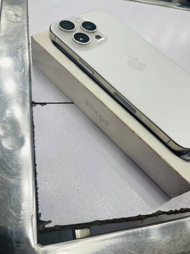 Apple iPhone 15 Pro Max 2