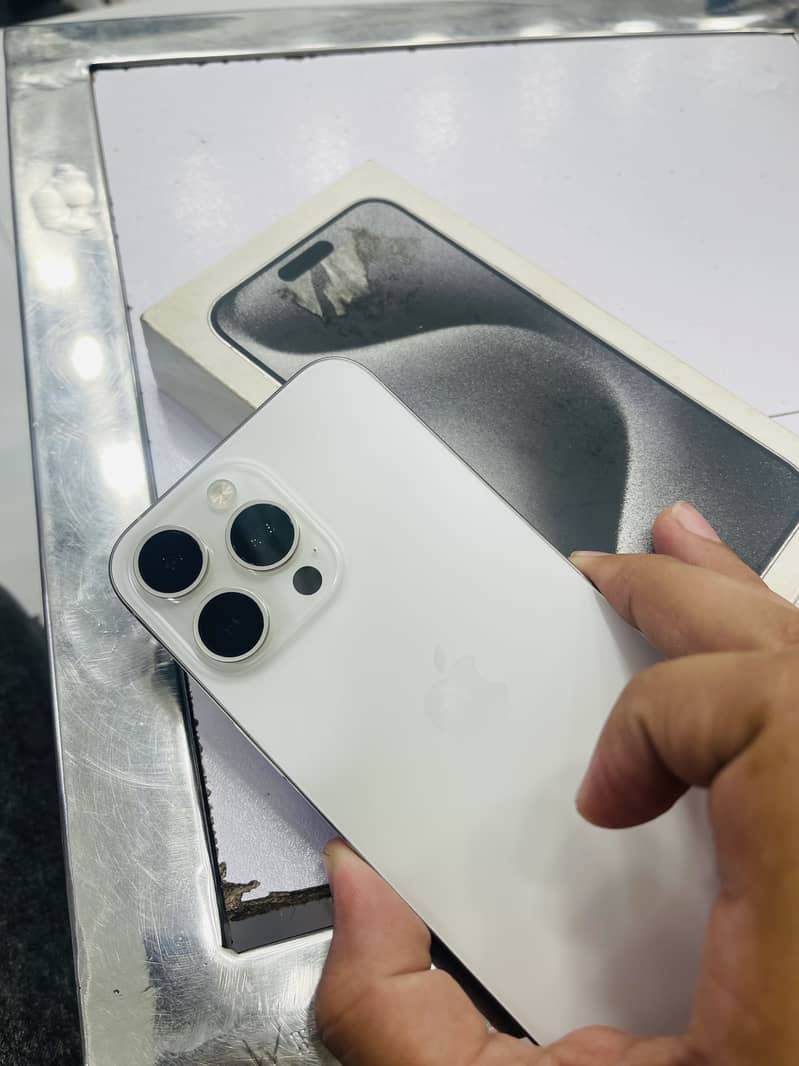 Apple iPhone 15 Pro Max 4